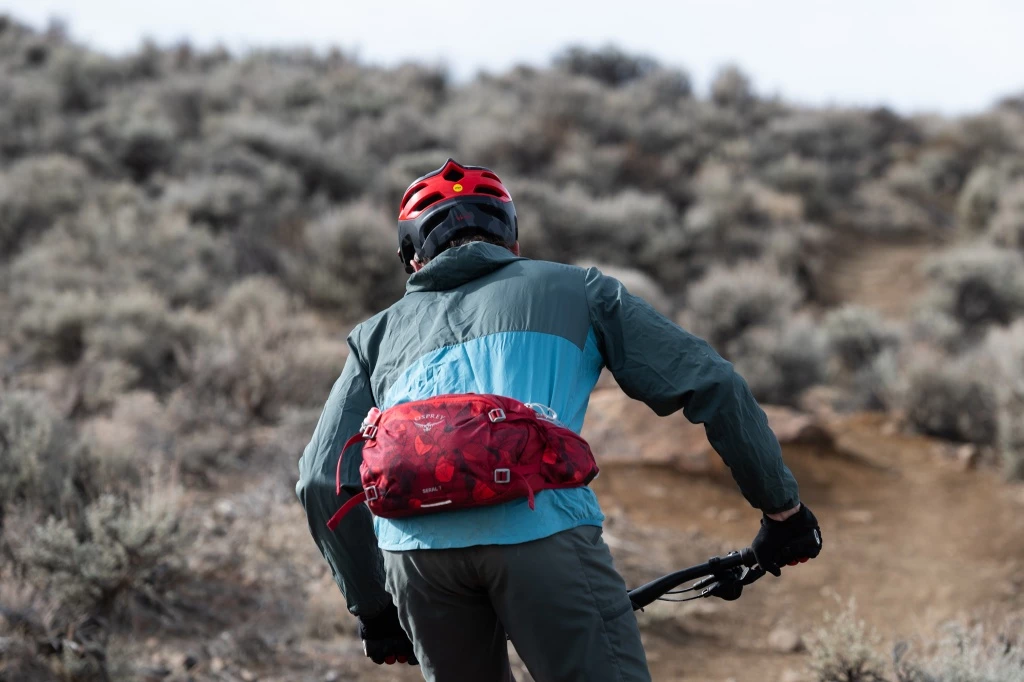 mountain bike hip pack - the seral 7 has 7-liters of storage capacity and a 1.5-liter...