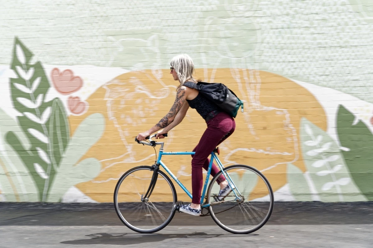 Best Messenger Bag Review (A classic messenger bag that will keep up with your commute for years to come.)