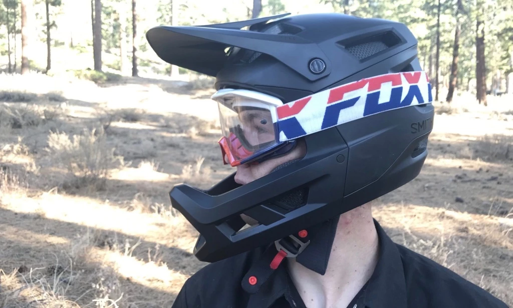 mountain bike helmet - the smith mainline is a versatile and lightweight full-face helmet.