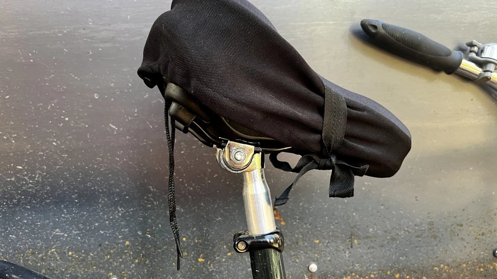 comfort bike seat - the zacro gel cover has a cinch in the rear and a tie in the front...