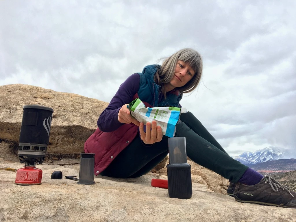 camping coffee - making coffee with the aeropress is easy peazy lemon squeazy.