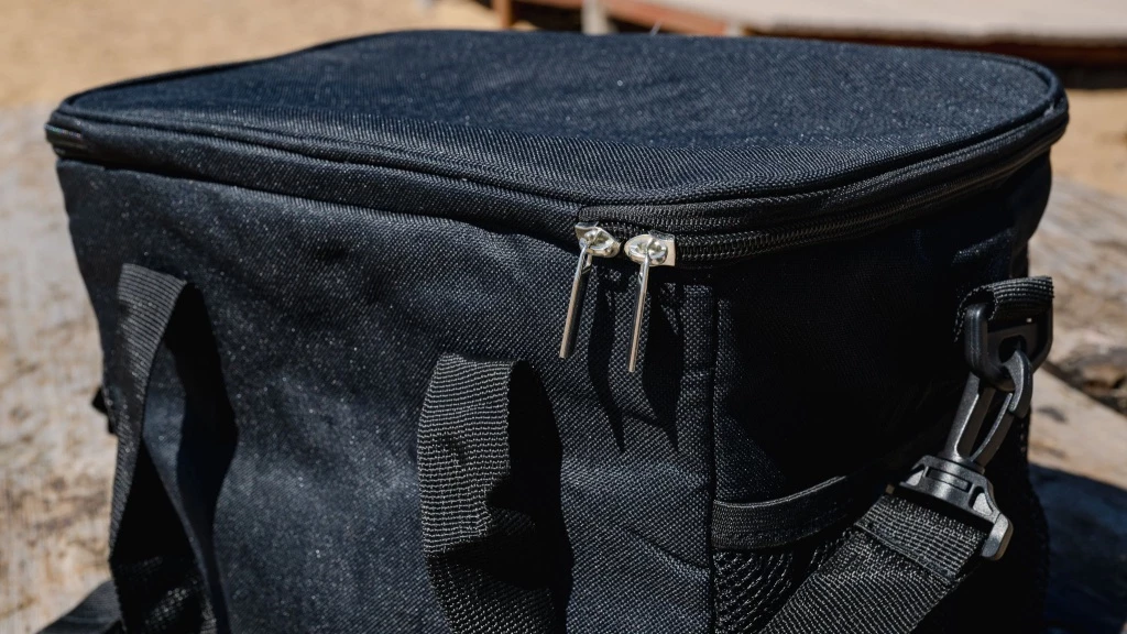 soft cooler - the lifewit's zippers are easy and water-resistant.